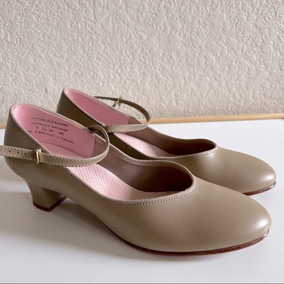 Capezio Shoes - Capezio dance shoes style 550 adult Jr foot light shoe